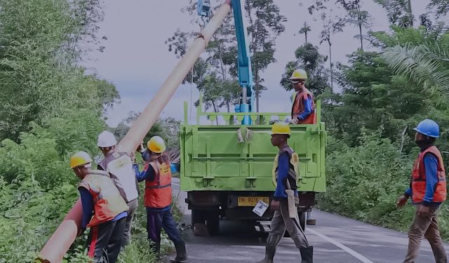 Bangun Jaringan Baru, PLN Terangi 4 Desa di Pelosok NTT