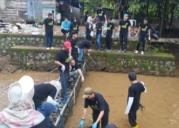 Peringati Hari Lingkungan Hidup Sedunia, PLN UIP3B Kalimantan Bersihkan Siring Sungai Besar