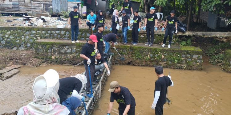 Peringati Hari Lingkungan Hidup Sedunia, PLN UIP3B Kalimantan Bersihkan Siring Sungai Besar