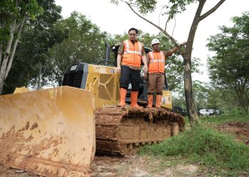 Bupati HST Serahkan Bulldozer D3 kepada DLHP untuk Pengelolaan Sampah