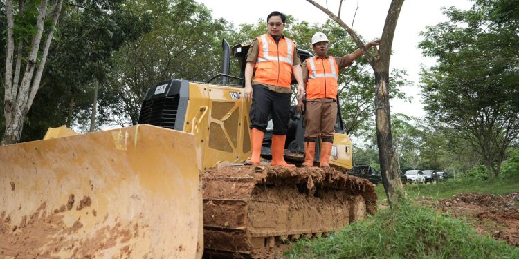 Bupati HST Serahkan Bulldozer D3 kepada DLHP untuk Pengelolaan Sampah