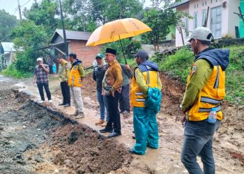 Bupati Kotabaru Pantau Kerusakan Jalan Gunung Sari