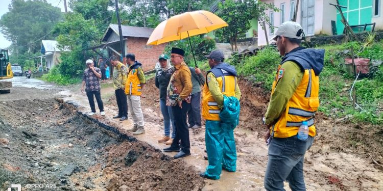 Bupati Kotabaru Pantau Kerusakan Jalan Gunung Sari