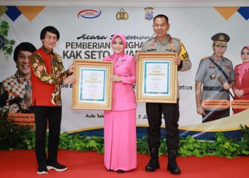 Kapolda Kalsel dan Ketua Bhayangkari Raih Penghargaan Kak Seto Award 2024