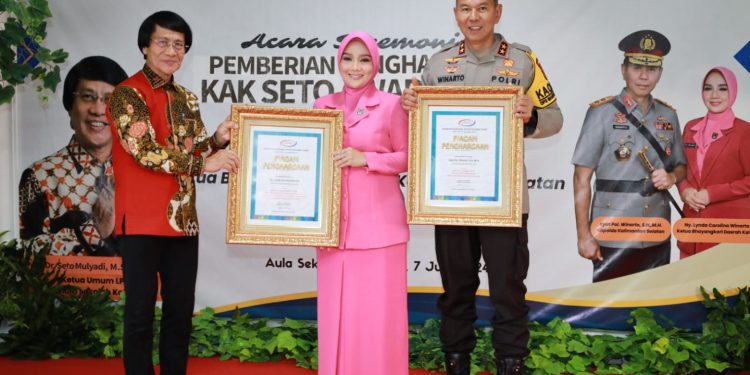 Kapolda Kalsel dan Ketua Bhayangkari Raih Penghargaan Kak Seto Award 2024