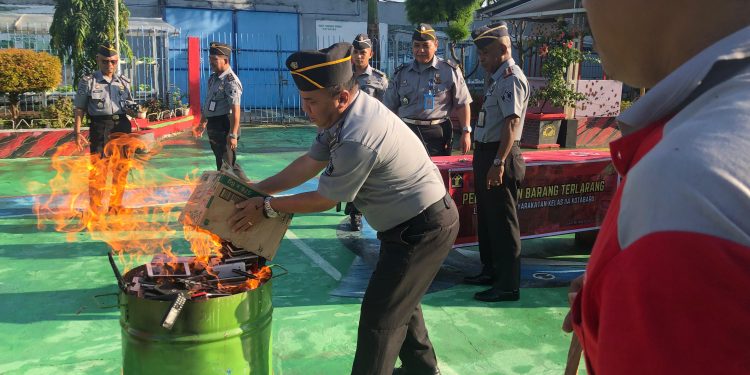 Lapas Kotabaru Musnahkan Ratusan Handphone Hasil Razia