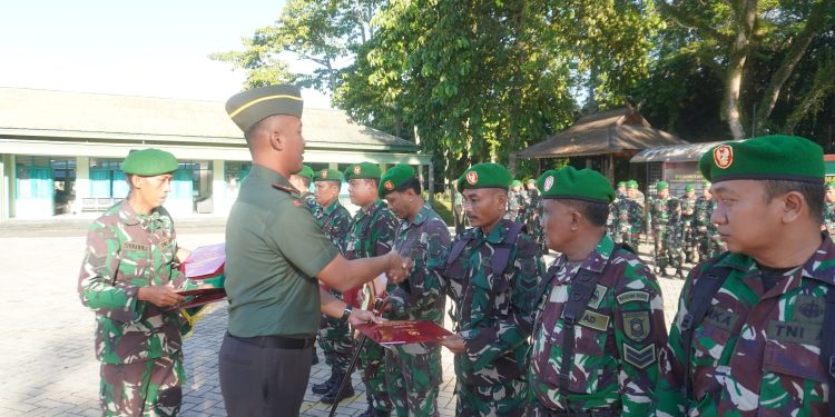 24 Prajurit TNI Kodim HST Terima Penghargaan Satya Lencana