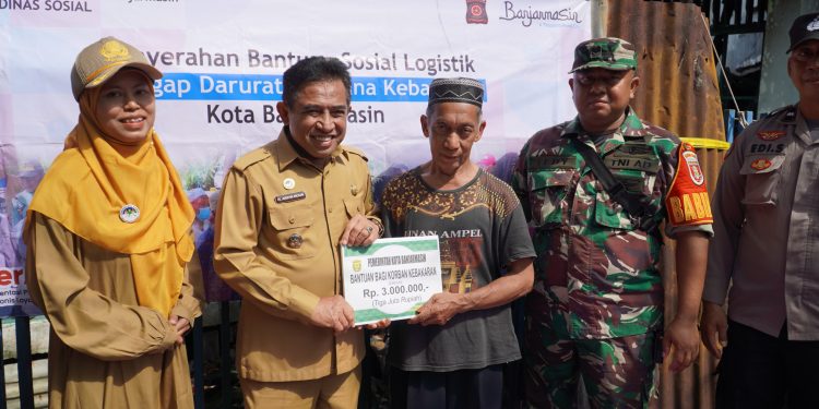 Wawali Serahkan Bantuan Korban Kebakaran di Gang Fajar Sidik