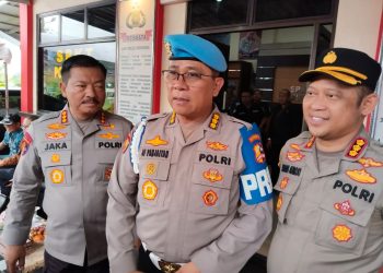 Polresta Banjarmasin Bagikan Paket Sembako untuk Penarik Becak dan Buruh Angkut