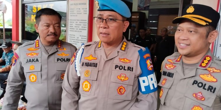 Polresta Banjarmasin Bagikan Paket Sembako untuk Penarik Becak dan Buruh Angkut