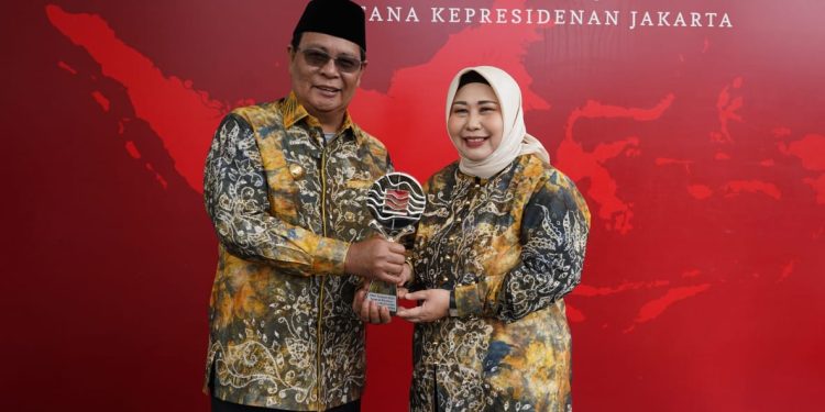 Paman Birin Kembali Terima TPID Award dari Presiden Jokowi