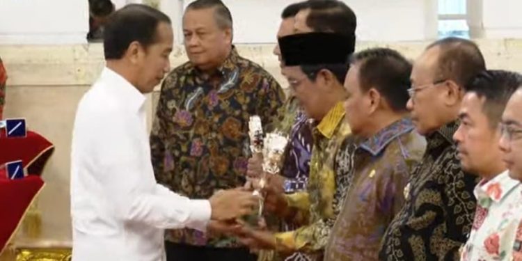 Paman Birin Kembali Terima TPID Award dari Presiden Jokowi