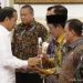 Paman Birin Kembali Terima TPID Award dari Presiden Jokowi