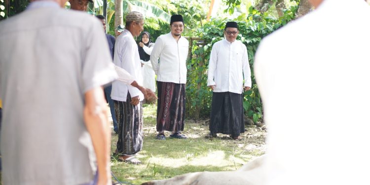 Aulia Sambangi Warga Desa Sekaligus Serahkan Daging Qurban