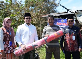 Aulia Serahkan Bantuan kepada Warga Terdampak Kebakaran