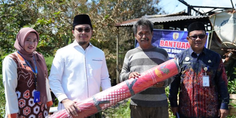 Aulia Serahkan Bantuan kepada Warga Terdampak Kebakaran