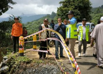 Kalaksa BPBD Tanbu Tinjau Longsor di Km 85 Trans Batulicin-Kandangan