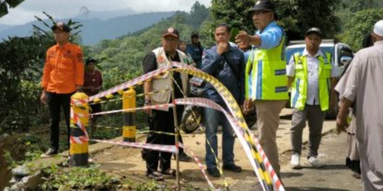 Kalaksa BPBD Tanbu Tinjau Longsor di Km 85 Trans Batulicin-Kandangan