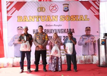 Polres HST Bagikan Ratusan Paket Sembako untuk Warga Kurang Mampu