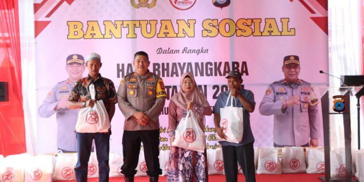 Polres HST Bagikan Ratusan Paket Sembako untuk Warga Kurang Mampu