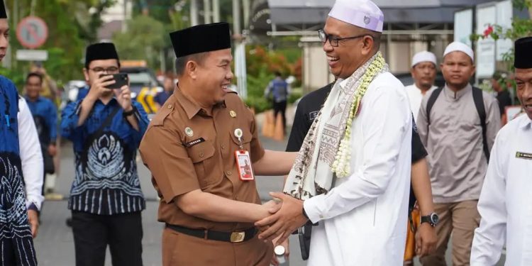 Tiba di Banjarmasin, Ratusan Jemaah Haji Disambut Sekdako Ikhsan Budiman