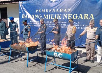 Jutaan Rokok dan 1.570 Liter Miras Dimusnahkan