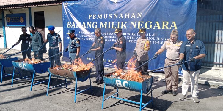 Jutaan Rokok dan 1.570 Liter Miras Dimusnahkan
