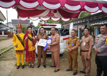 Bupati Aulia Serahkan Tiga Unit Ambulans Desa