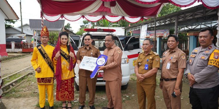 Bupati Aulia Serahkan Tiga Unit Ambulans Desa
