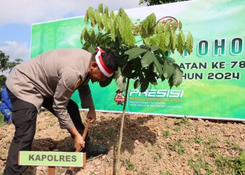 HUT Bhayangkara Ke-78, Polres Tanbu Salurkan Bantuan dan Tanam 800 Pohon