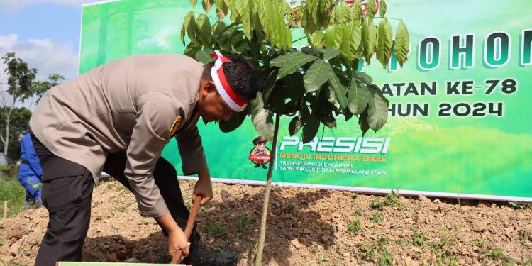 HUT Bhayangkara Ke-78, Polres Tanbu Salurkan Bantuan dan Tanam 800 Pohon