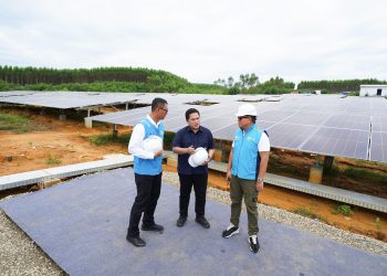 Tinjau PLTS PLN, Menteri BUMN Pastikan Peringatan HUT RI di IKN Gunakan Listrik Hijau