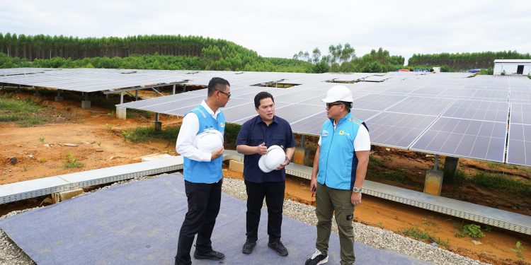 Tinjau PLTS PLN, Menteri BUMN Pastikan Peringatan HUT RI di IKN Gunakan Listrik Hijau