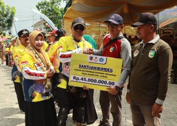 Titik Pertama Turdes, Paman Birin dan Acil Odah Serahkan Berbagai Bantuan untuk Warga Kurau