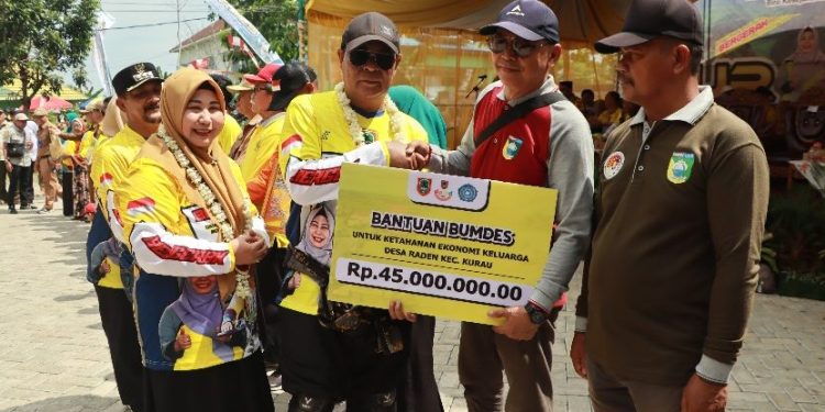 Titik Pertama Turdes, Paman Birin dan Acil Odah Serahkan Berbagai Bantuan untuk Warga Kurau