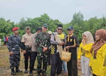 Turdes Hari Ke-2, Paman Birin Serahkan Paket Sembako dan Berbagai Bantuan di Desa Teluk Aru