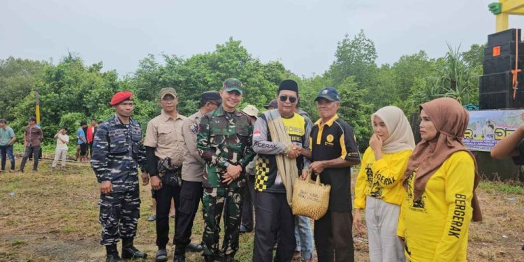 Turdes Hari Ke-2, Paman Birin Serahkan Paket Sembako dan Berbagai Bantuan di Desa Teluk Aru
