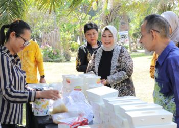 Paman Birin dan Acil Odah Borong Produk UMKM Warga Banjar di Bazar KBB Bali