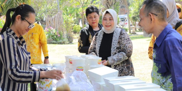 Paman Birin dan Acil Odah Borong Produk UMKM Warga Banjar di Bazar KBB Bali