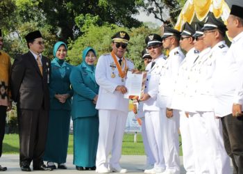 Paman Birin Kukuhkan Perpanjangan Jabatan Pembakal dan BPD se-Kabupaten HST