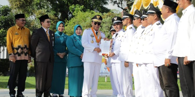 Paman Birin Kukuhkan Perpanjangan Jabatan Pembakal dan BPD se-Kabupaten HST