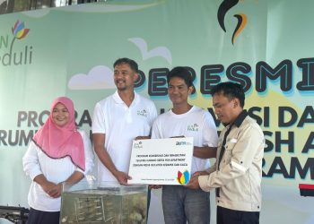 Manager UPT Balikpapan, Dhany Priatna (dua dari kiri) bersama Pengurus Pokdarwis Pantai Damba Enggang Borneo, Ardan, didampingi Perwakilan DPOP Kota Balikpapan, Frisda (ujung kiri) dan Kepala UPTD TPA Manggar DLH Kota Balikpapan, Muhammad Haryanto (ujung kanan).