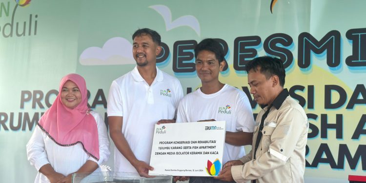 Manager UPT Balikpapan, Dhany Priatna (dua dari kiri) bersama Pengurus Pokdarwis Pantai Damba Enggang Borneo, Ardan, didampingi Perwakilan DPOP Kota Balikpapan, Frisda (ujung kiri) dan Kepala UPTD TPA Manggar DLH Kota Balikpapan, Muhammad Haryanto (ujung kanan).
