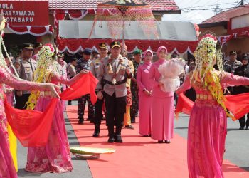 Tradisi Pedang Pora Antarkan AKBP Tri Suhartanto