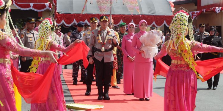 Tradisi Pedang Pora Antarkan AKBP Tri Suhartanto