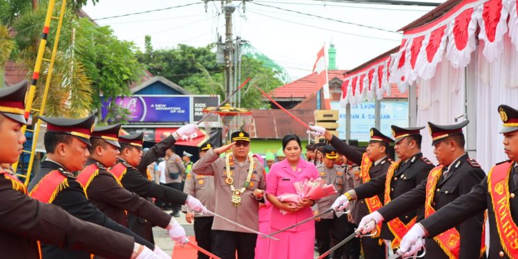Suasana Haru Warnai Pisah Sambut Kapolres HST