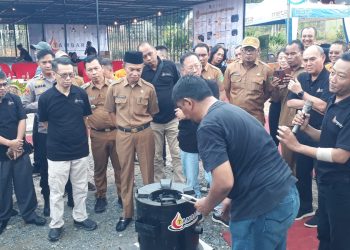 PT BIB Bekali Masyarakat Lingkar Tambang Cara Penggunaan Briket