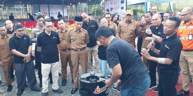 PT BIB Bekali Masyarakat Lingkar Tambang Cara Penggunaan Briket