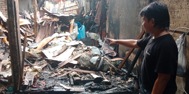 Rumasiah Pingsan Melihat Rumahnya Ludes Terbakar