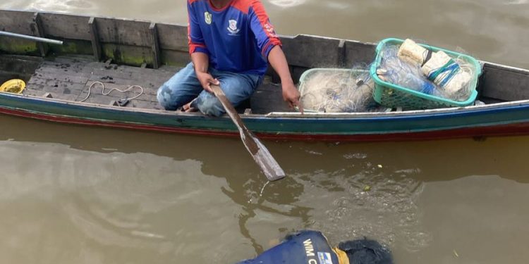 Mayat Pria Ditemukan Mengapung Dekat Jembatan Merdeka